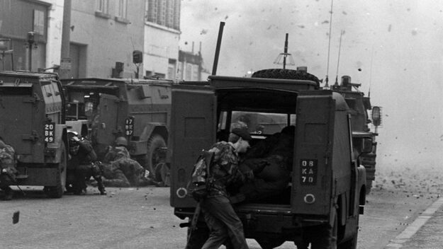 _115553162_soldiersrunfrombomb