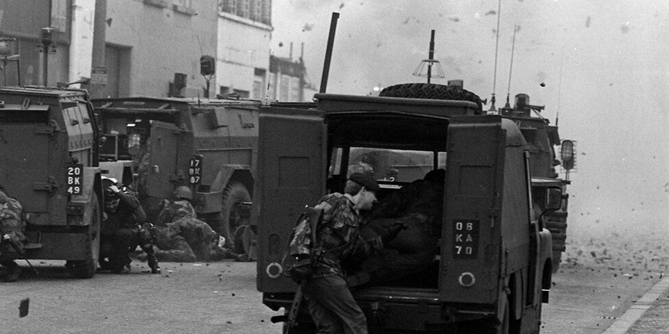 _115553162_soldiersrunfrombomb